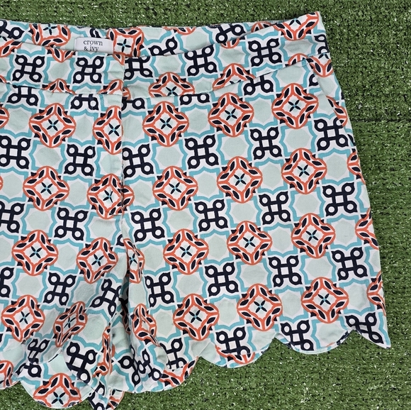 CROWN & IVY | SHELBY 97% COTTON BLEND SCALLOPED HEM GEO TILE SHORTS - Picture 5 of 16